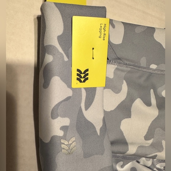 In Motion Girls size Medium (8) High-Rise Pocket Legging in gray camo - Picture 3 of 4